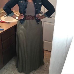 Olive Green Banana Republic pleated maxi skirt size 8